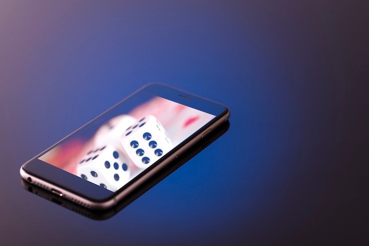 Meja poker dengan pemain sedang bertaruh intens di platform juara4d